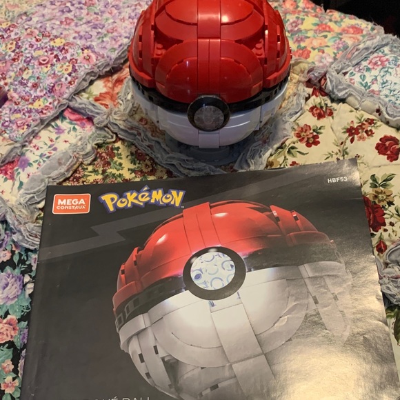 Mega Construx Pokémon Poké Ball Building Set - Red and White - Picture 1 of 4